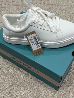 Toms White Low-Top Lace-Up Sneakers new , women’s size 6.5